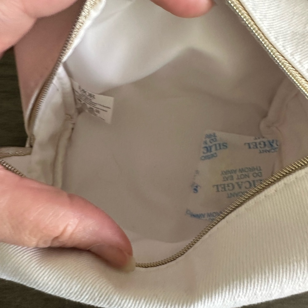 Dior Cream and Gold Makeup Pouch - Picture 5 of 5
